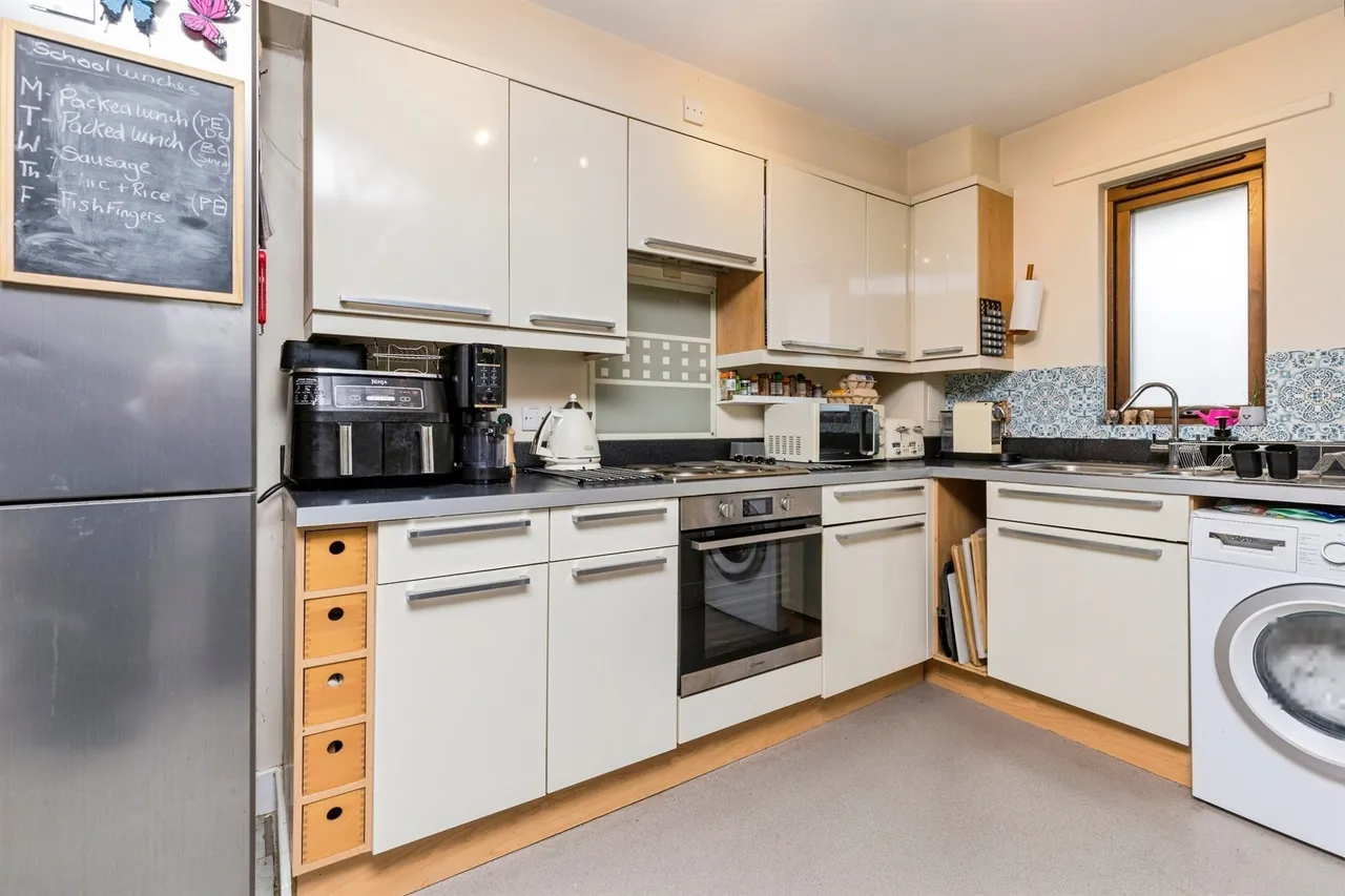 Oakwood Court, Crawley, photo 5