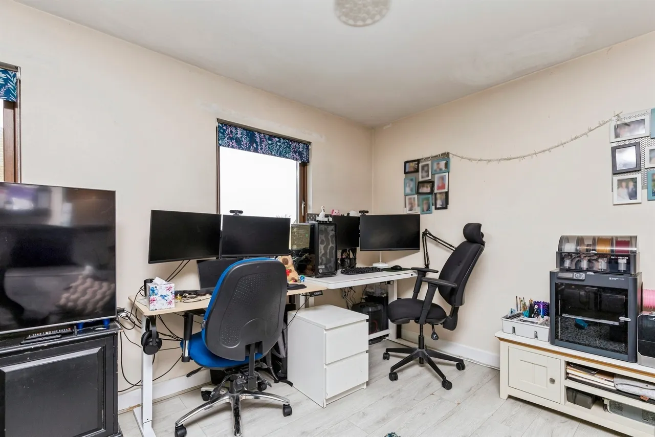 Oakwood Court, Crawley, photo 9