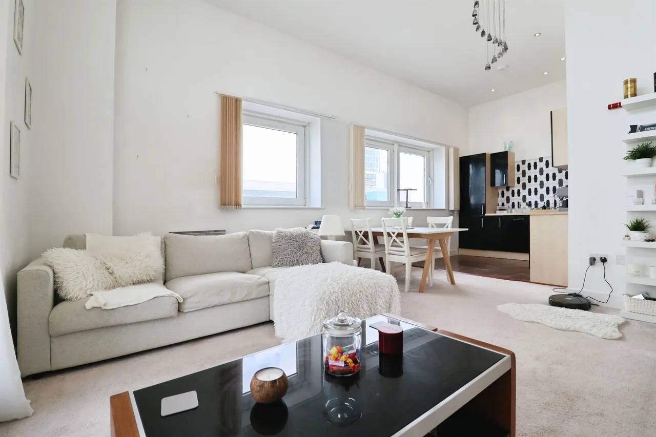 2 bed flat for sale, Ferry Court, Cardiff, CF11