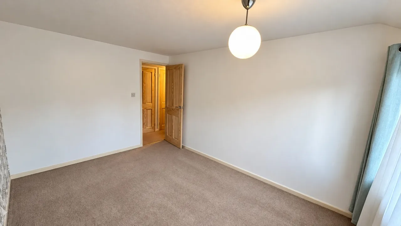 Spacious Three-Bedroom House to Rent, photo 11
