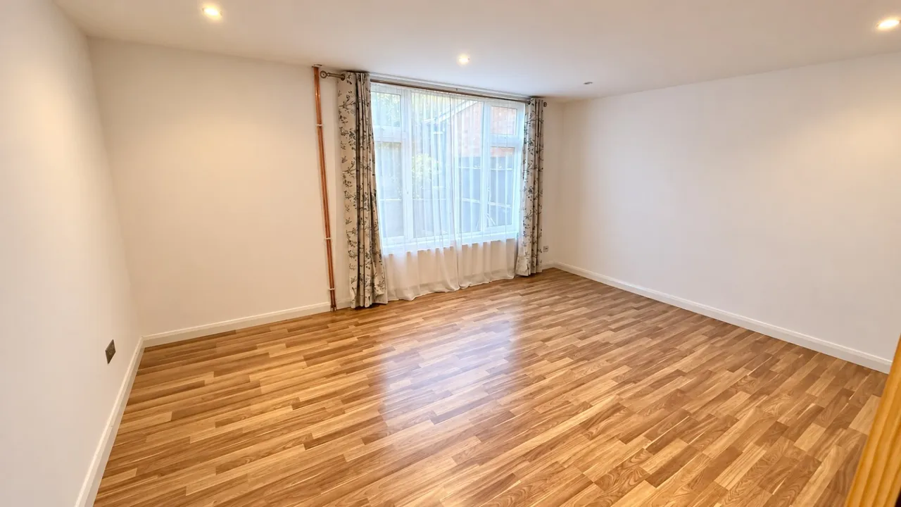 Spacious Three-Bedroom House to Rent, photo 3
