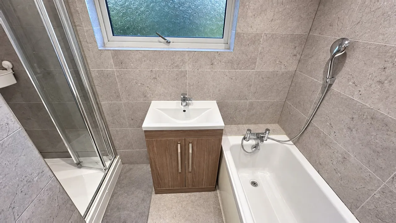 Spacious Three-Bedroom House to Rent, photo 18