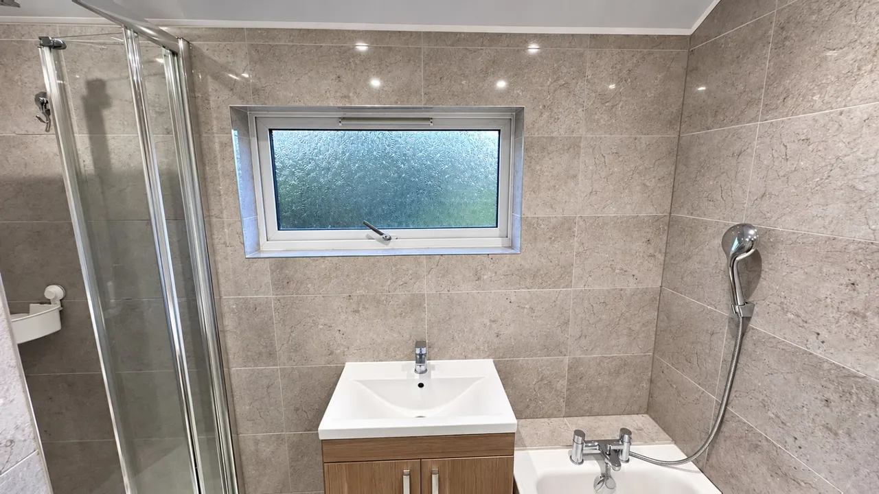 Spacious Three-Bedroom House to Rent, photo 14