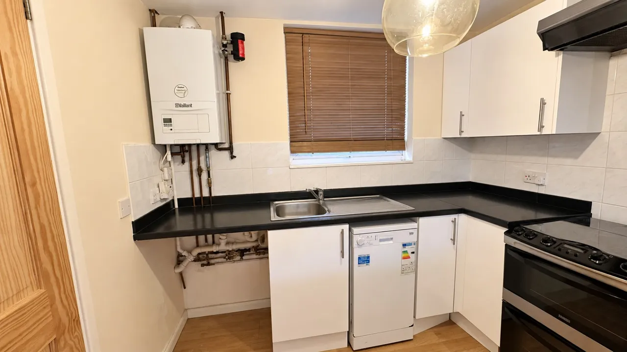 Spacious Three-Bedroom House to Rent, photo 5