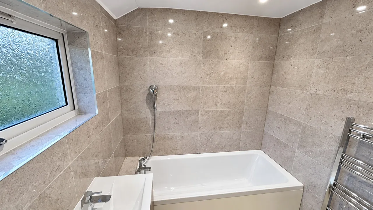 Spacious Three-Bedroom House to Rent, photo 17