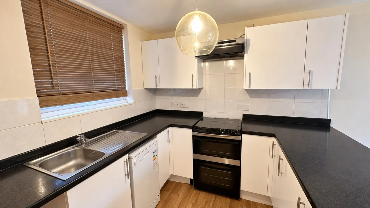 Spacious Three-Bedroom House to Rent, photo 6