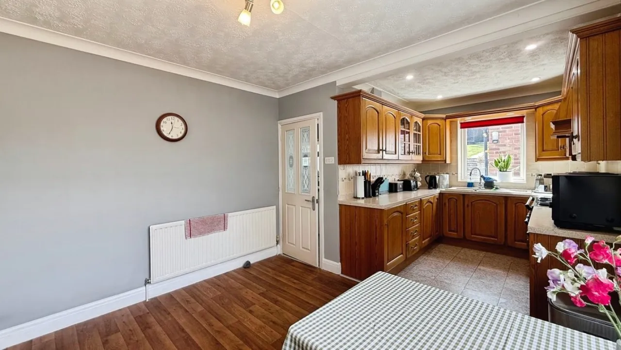 Laverton Road, Westbury, photo 6