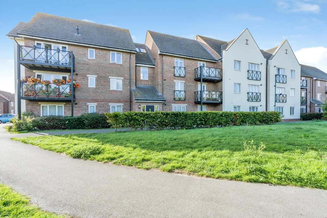 2 bed flat for sale, Broom Field Way, Felpham, PO22