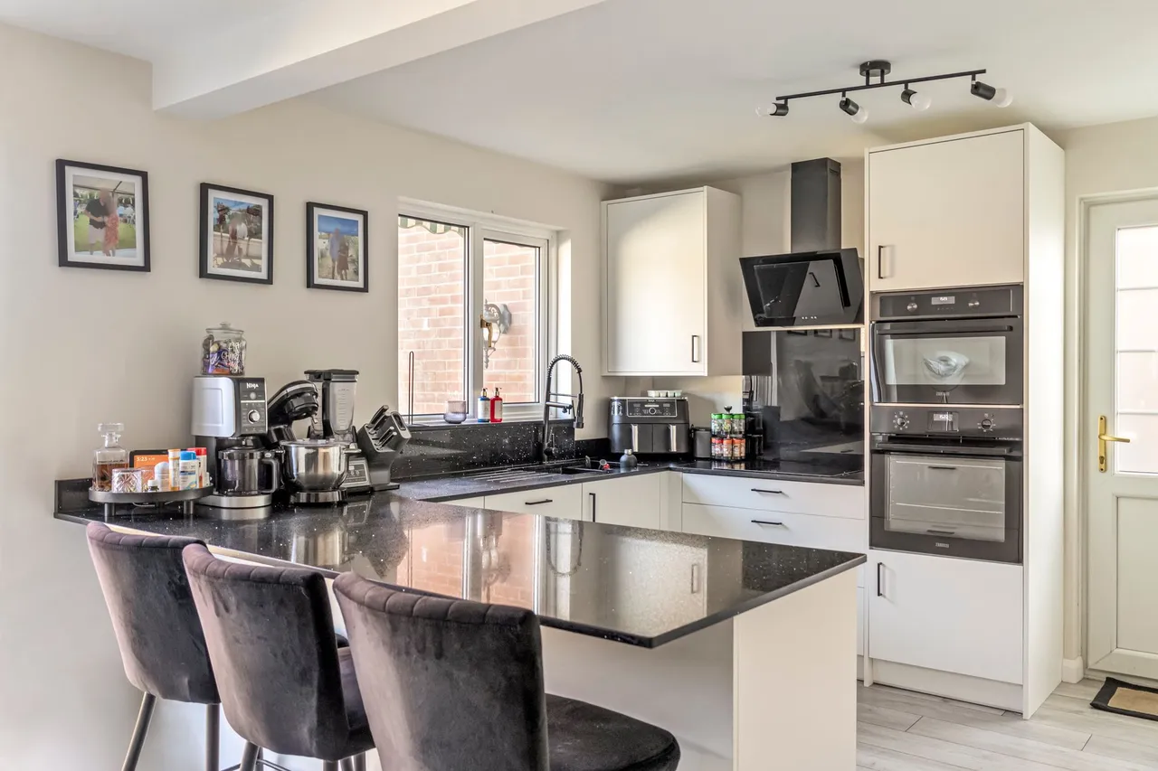 Chennells Way, Horsham, RH12, photo 2