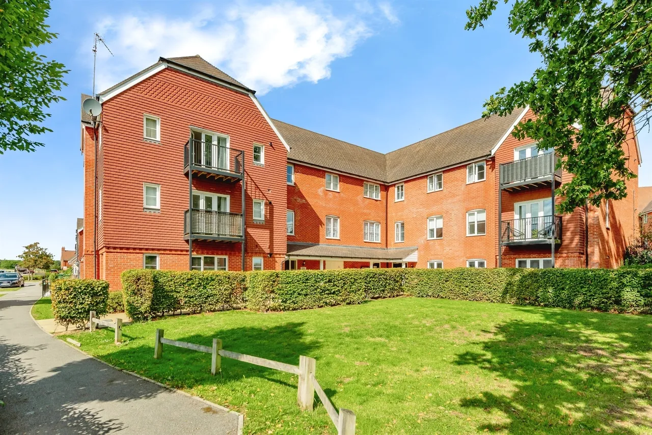 2 bed flat for sale, Westvale Road, Horley, RH6