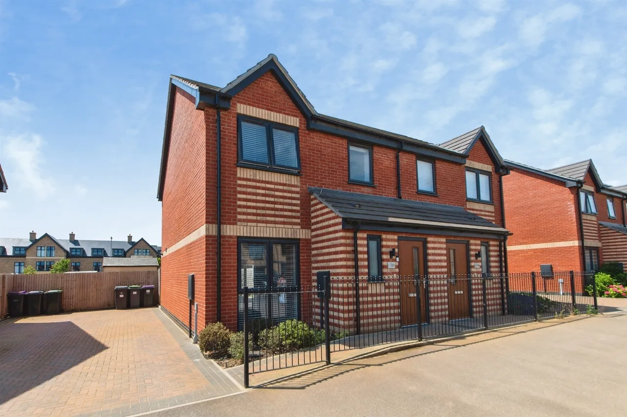 3 bed house for sale — Sandringham Way, Sleaford