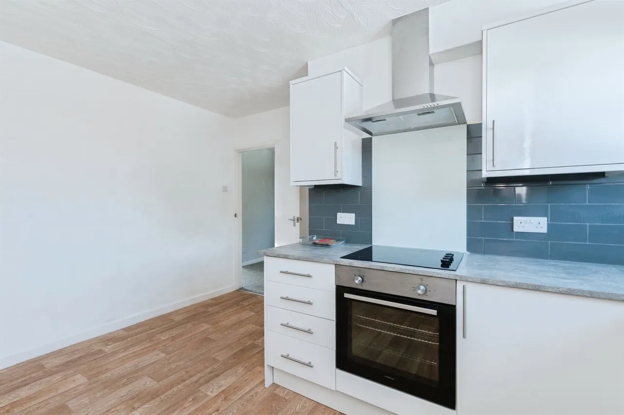 3 bed flat for sale — Victoria Road, Ferndown