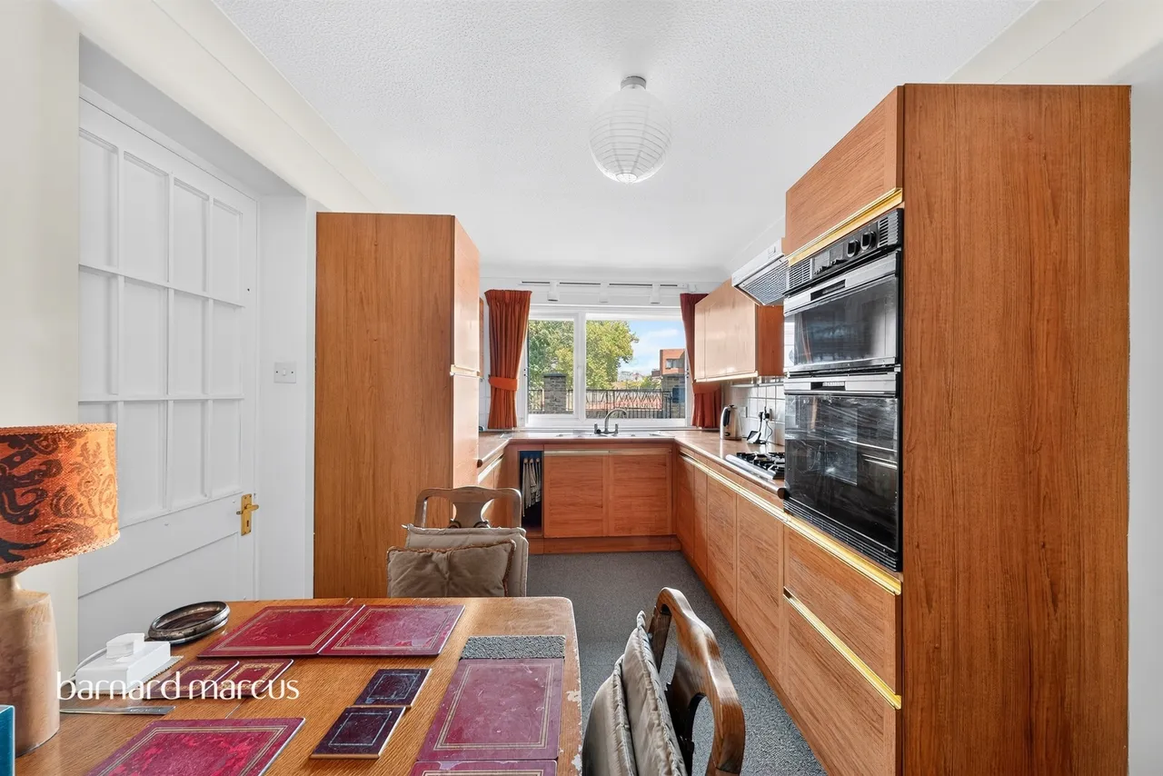 Lower Richmond Road, East Sheen, London, photo 3