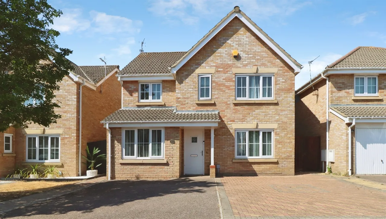4 bed house for sale — Powys Close, Corby