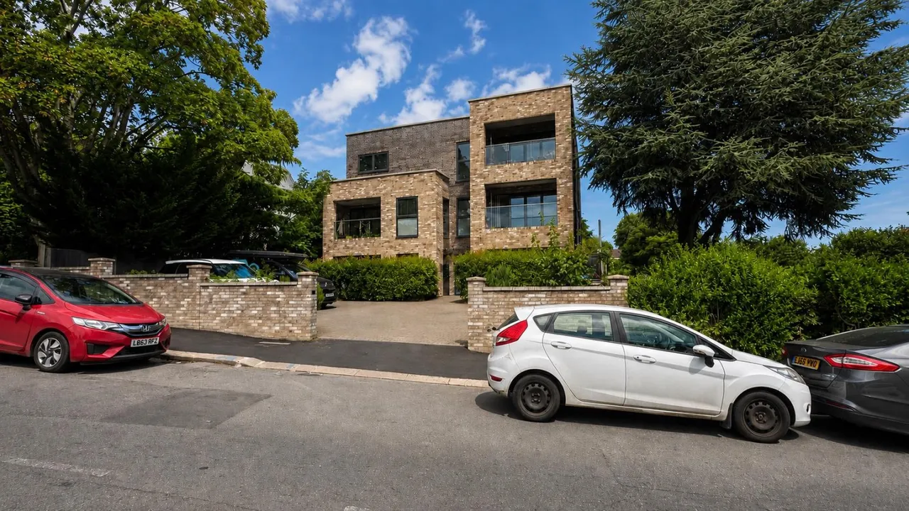 3 bed flat to rent — Grovelands Road, Purley