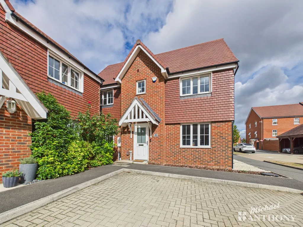 3 bed house for sale — Carriage Road, Broughton, Aylesbury, HP22 7AN