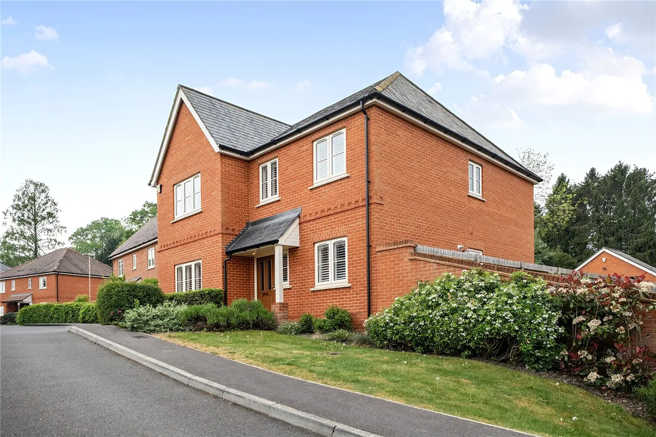 4 bed house for sale — Silver Court, Hartley Wintney, Hampshire, RG27 8FJ