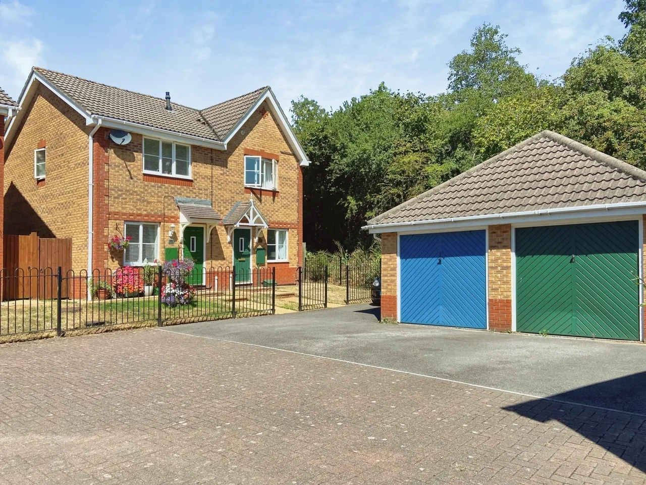2 bed house for sale — Westons Brake, Emersons Green, Bristol, BS16