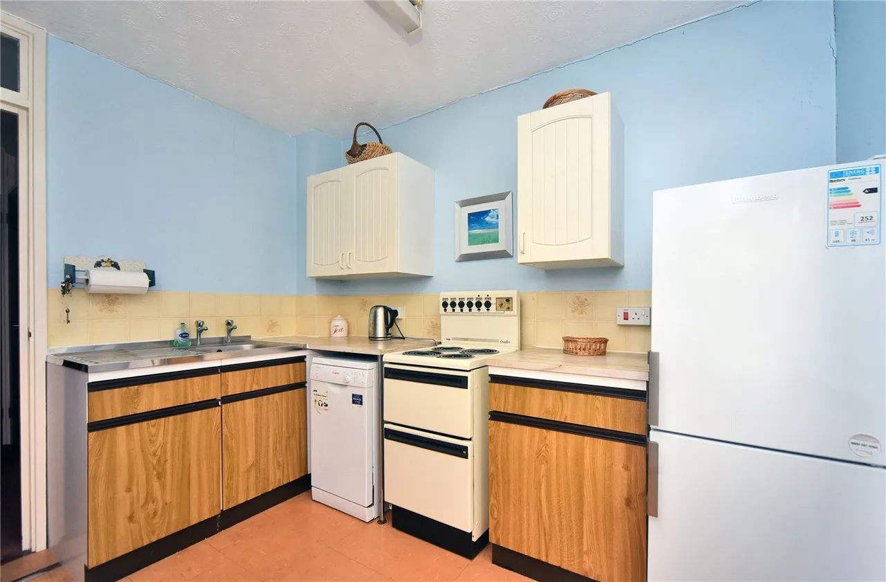 Henbit Close, Tadworth, KT20, photo 6