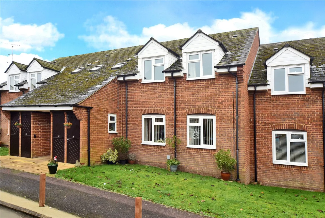 2 bed flat for sale, Henbit Close, Tadworth, KT20