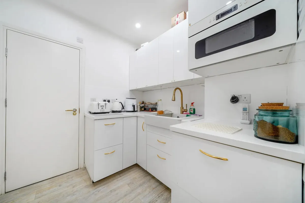 Cricklewood Broadway, London, NW2, photo 18