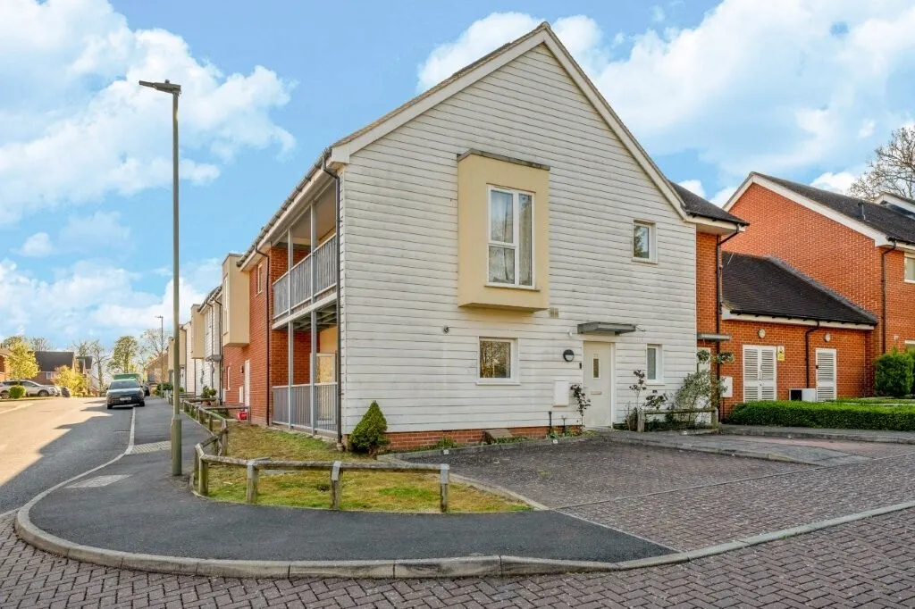 1 bed flat for sale, Strawberry Fields, Addlestone, KT15