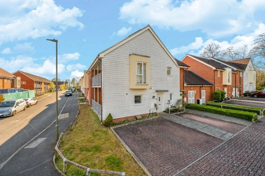 Strawberry Fields, Addlestone, KT15, photo 7