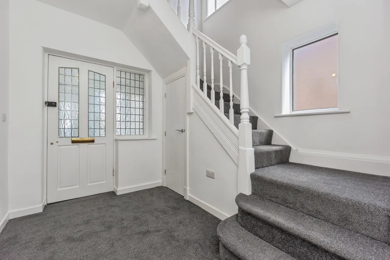 Greenway Close, Sale, Greater Manchester, M33, photo 2