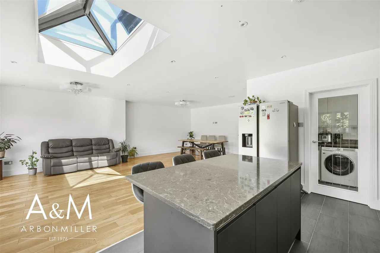 Queenborough Gardens, Gants Hill, Essex, Ilford, IG26YB, photo 16