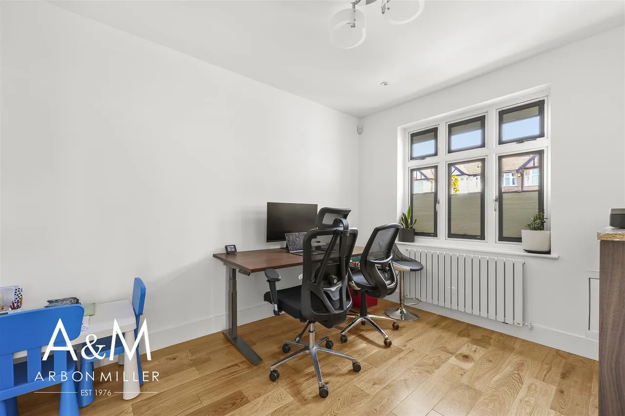 Queenborough Gardens, Gants Hill, Essex, Ilford, IG26YB, photo 9