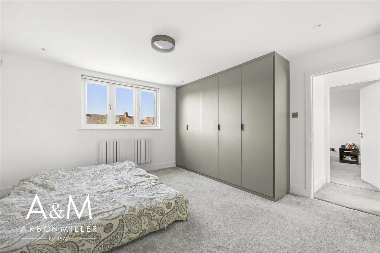 Queenborough Gardens, Gants Hill, Essex, Ilford, IG26YB, photo 21
