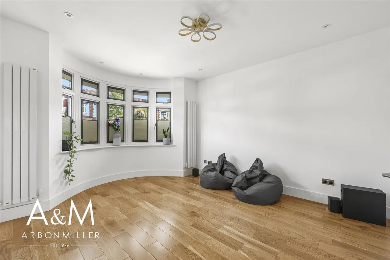 Queenborough Gardens, Gants Hill, Essex, Ilford, IG26YB, photo 6
