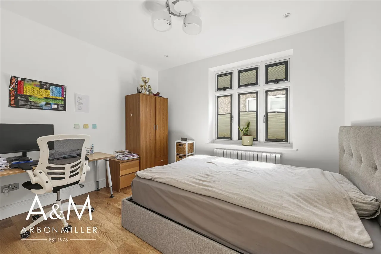 Queenborough Gardens, Gants Hill, Essex, Ilford, IG26YB, photo 7