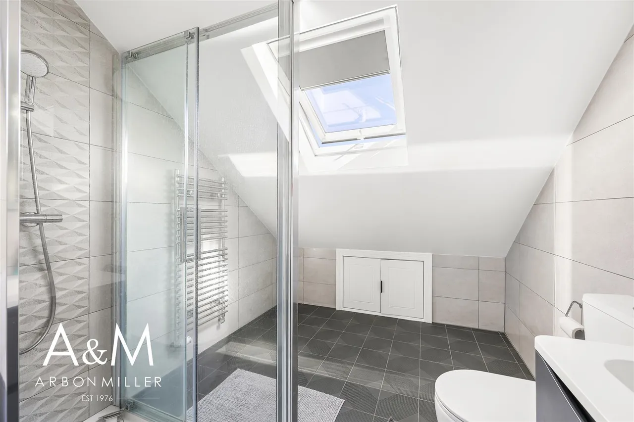 Queenborough Gardens, Gants Hill, Essex, Ilford, IG26YB, photo 22