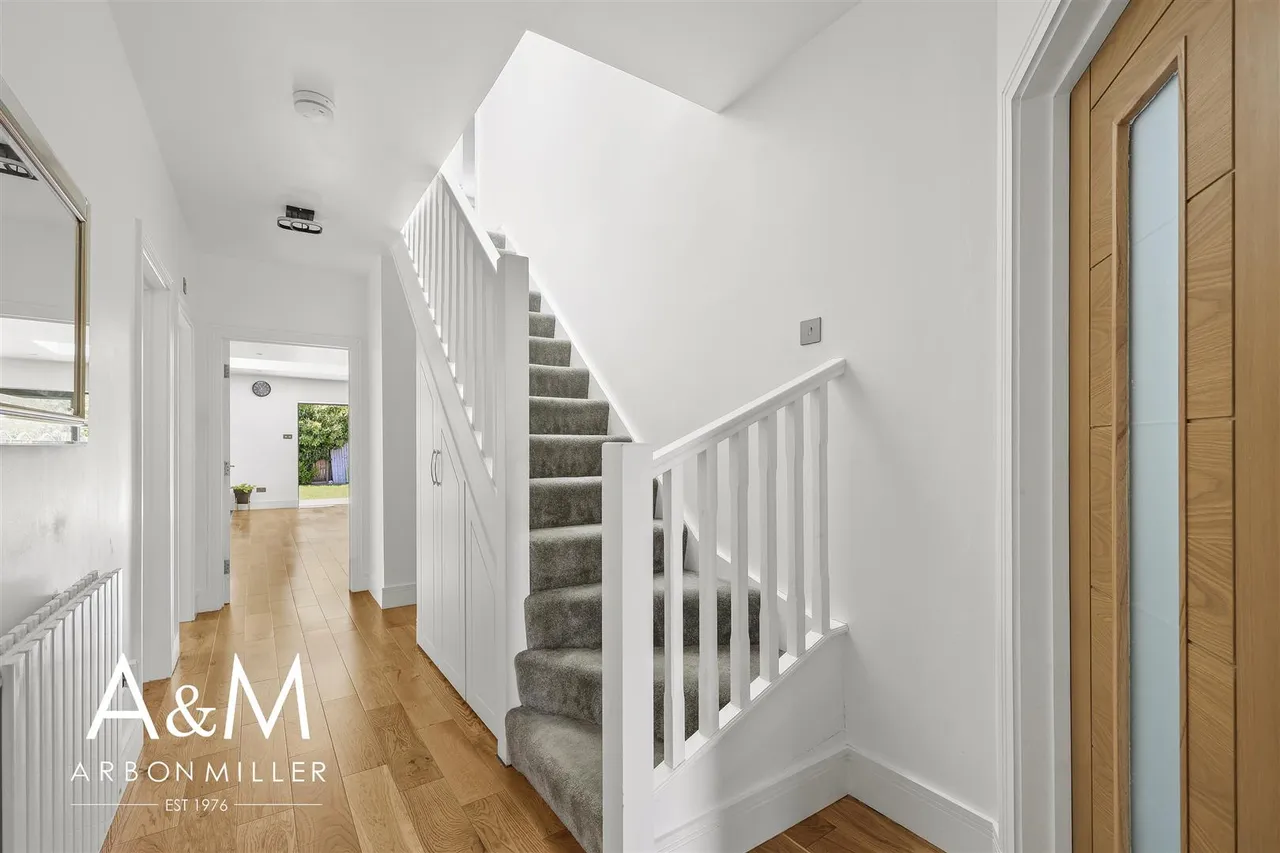 Queenborough Gardens, Gants Hill, Essex, Ilford, IG26YB, photo 4