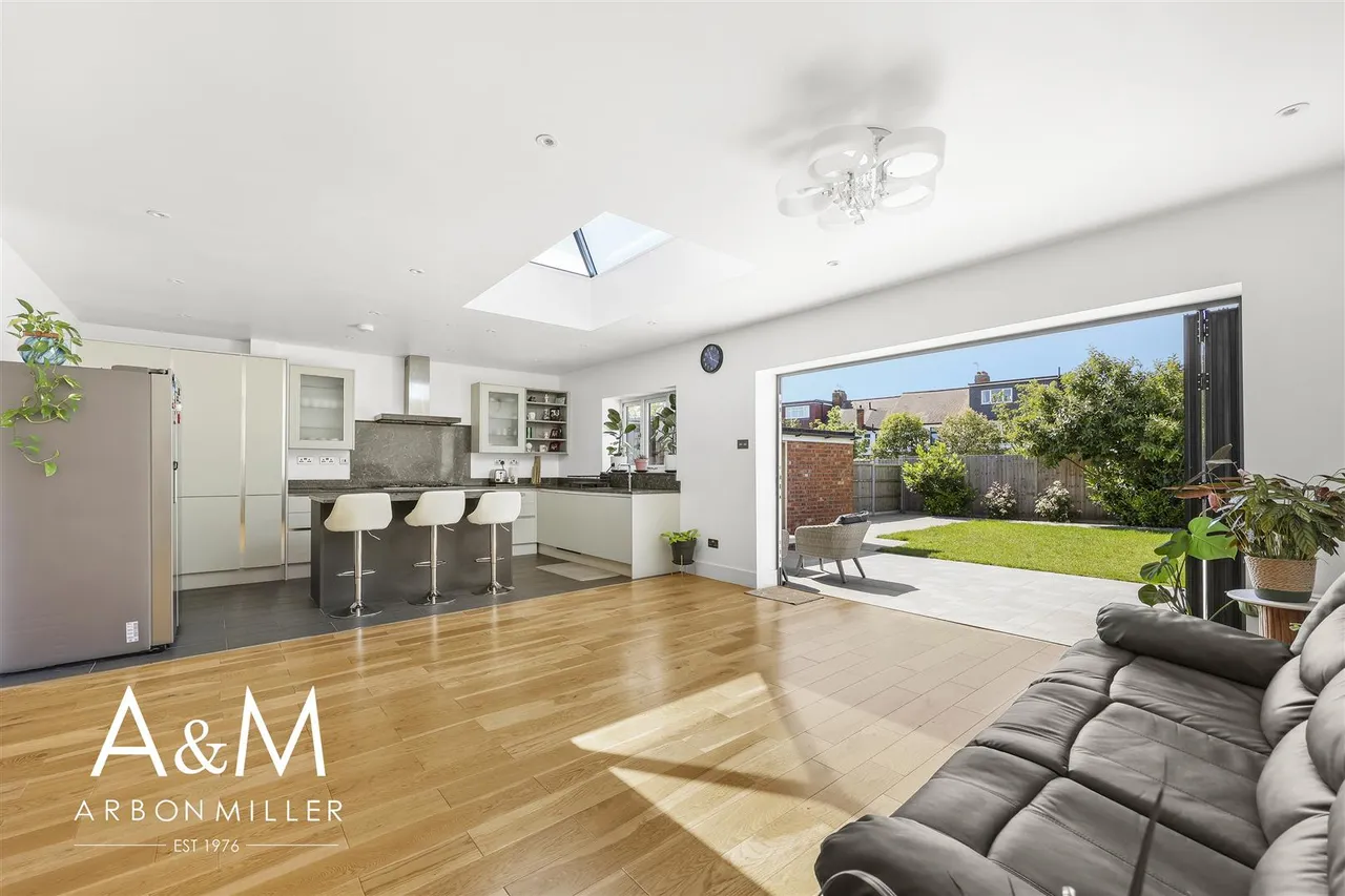 Queenborough Gardens, Gants Hill, Essex, Ilford, IG26YB, photo 13
