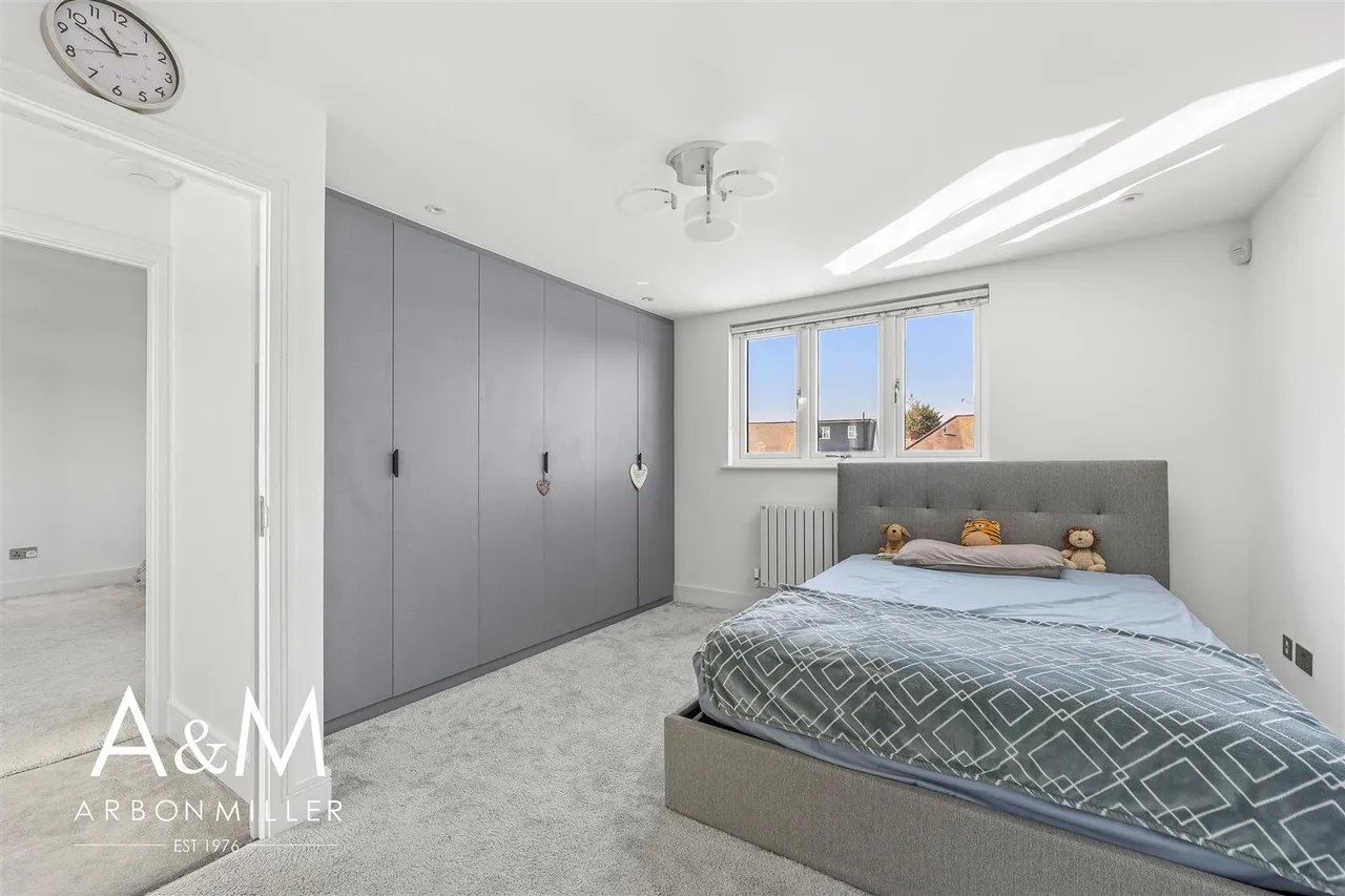 Queenborough Gardens, Gants Hill, Essex, Ilford, IG26YB, photo 23
