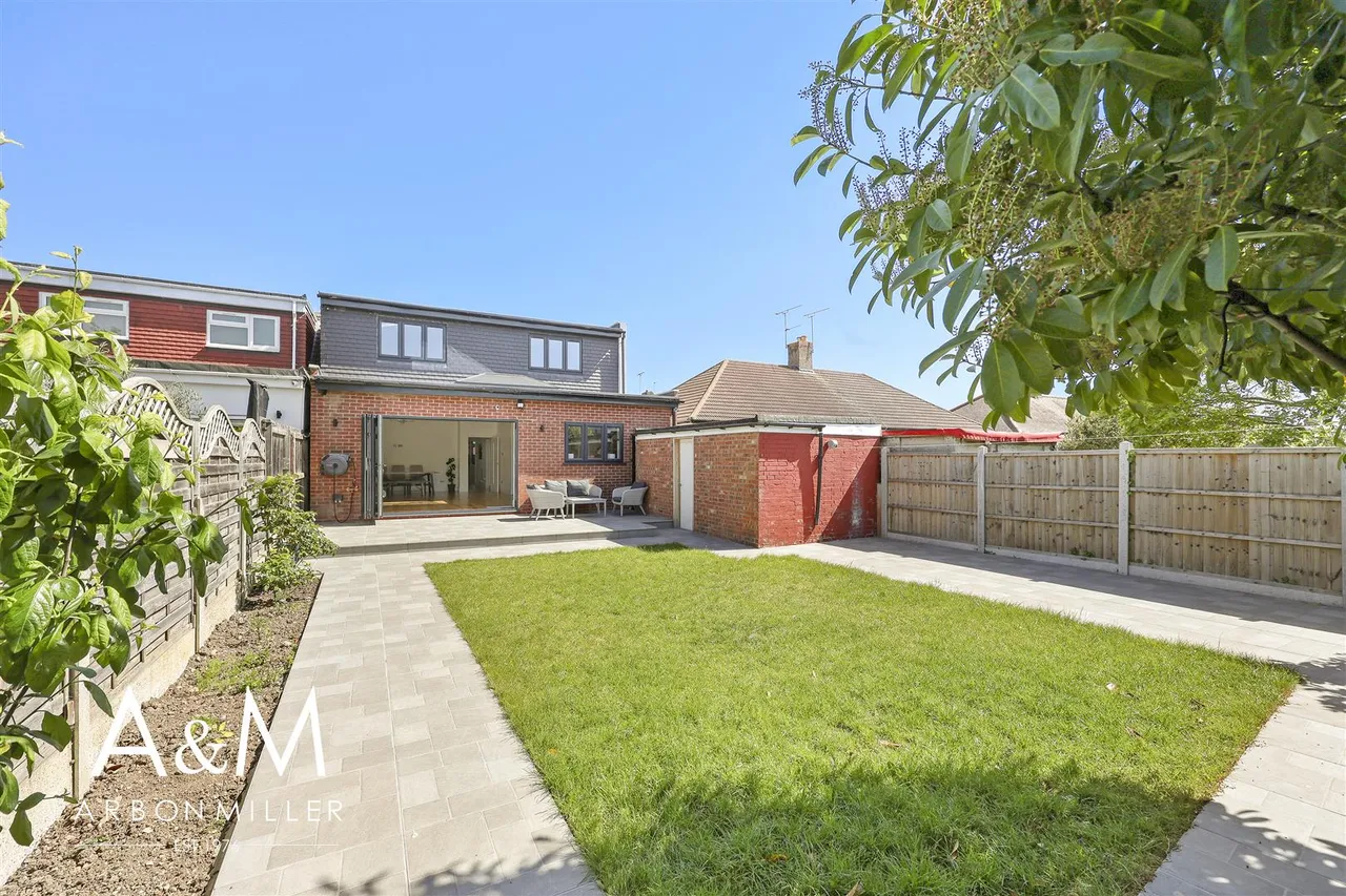 Queenborough Gardens, Gants Hill, Essex, Ilford, IG26YB, photo 27