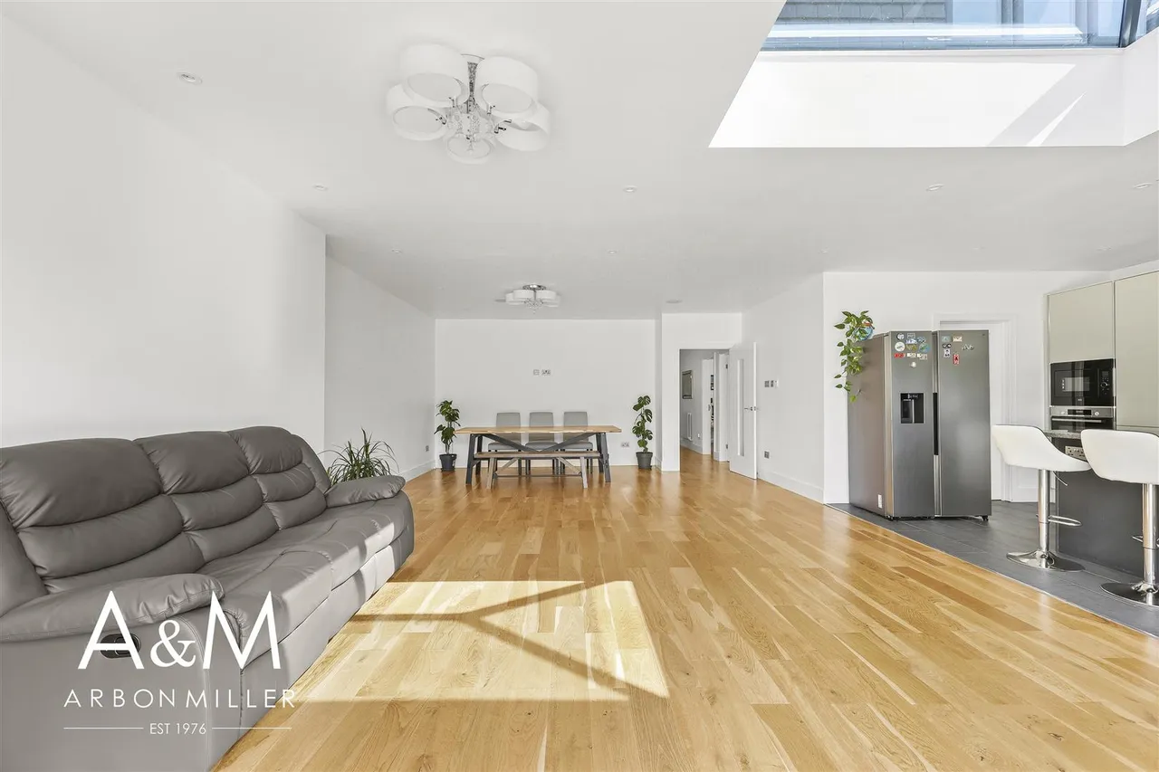 Queenborough Gardens, Gants Hill, Essex, Ilford, IG26YB, photo 14