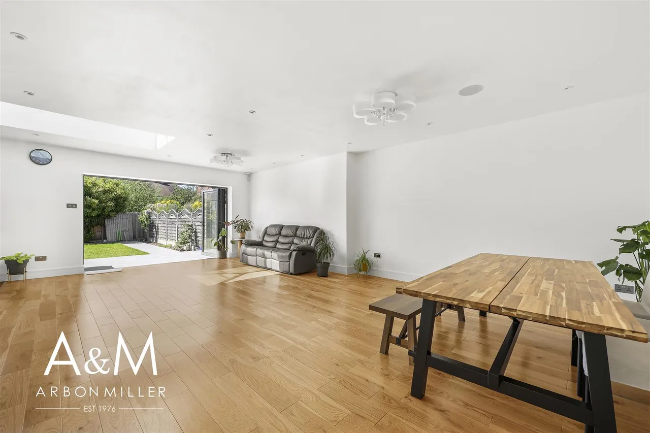 Queenborough Gardens, Gants Hill, Essex, Ilford, IG26YB, photo 10