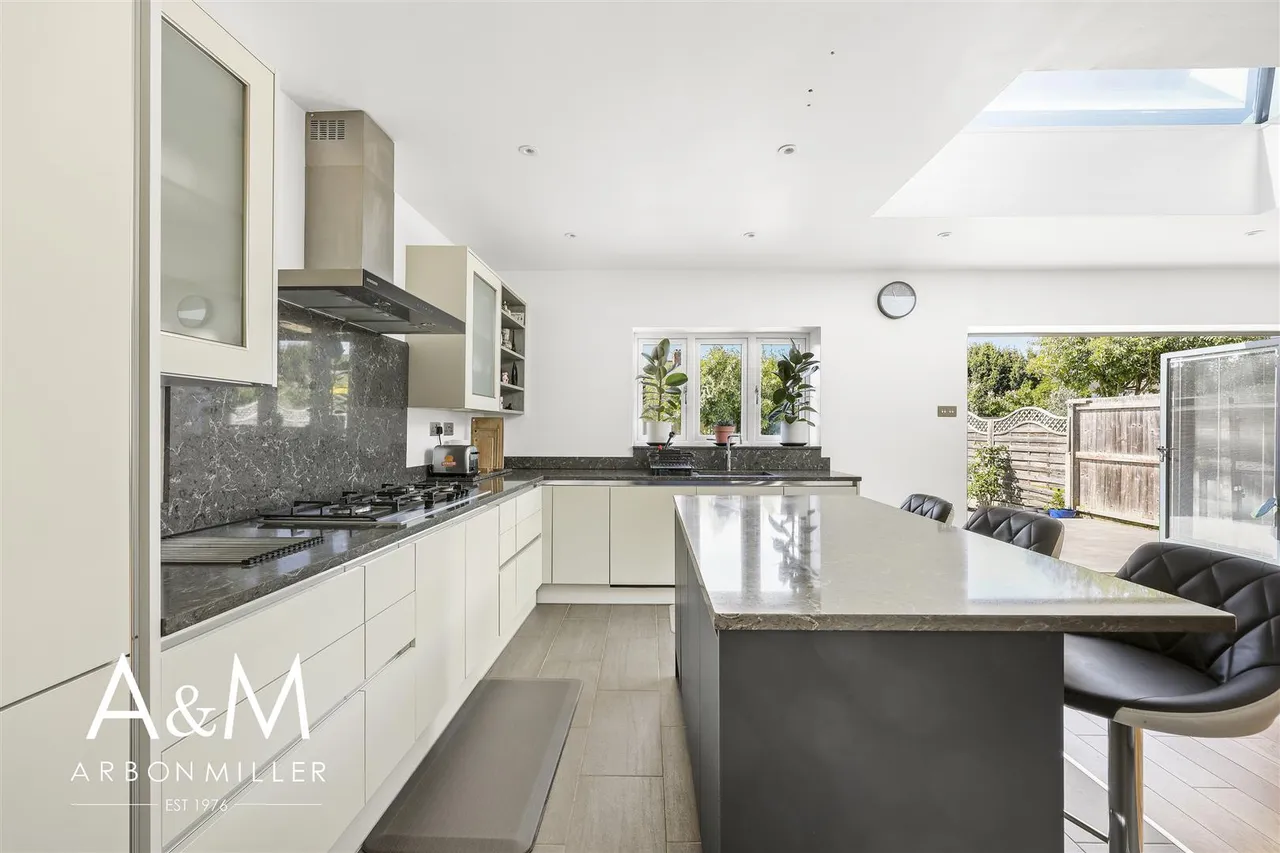 Queenborough Gardens, Gants Hill, Essex, Ilford, IG26YB, photo 17