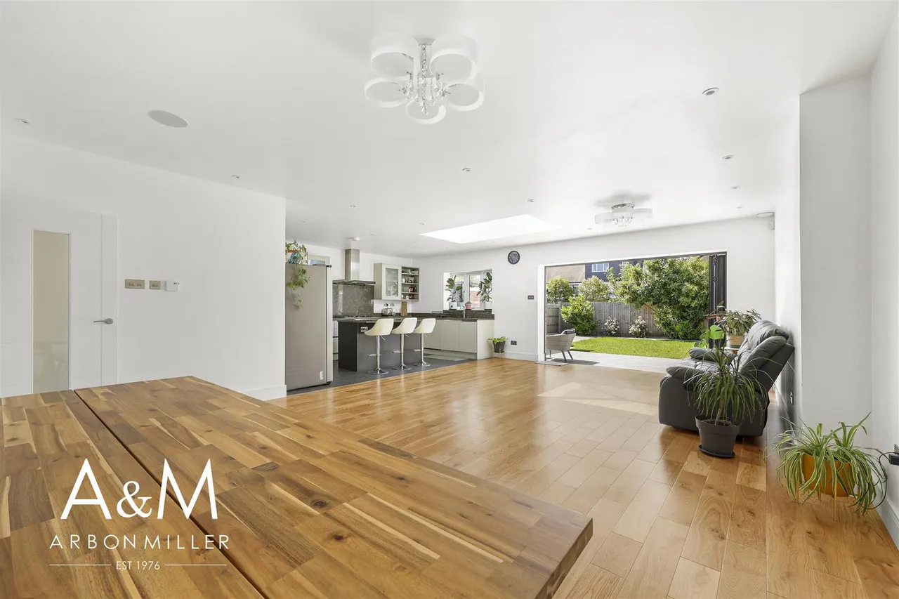 Queenborough Gardens, Gants Hill, Essex, Ilford, IG26YB, photo 12