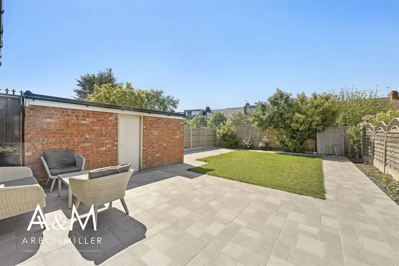 Queenborough Gardens, Gants Hill, Essex, Ilford, IG26YB, photo 25
