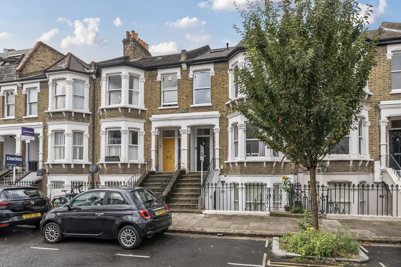 3 bed flat to rent — Raised Ground Floor, 129 Mirabel Road, London