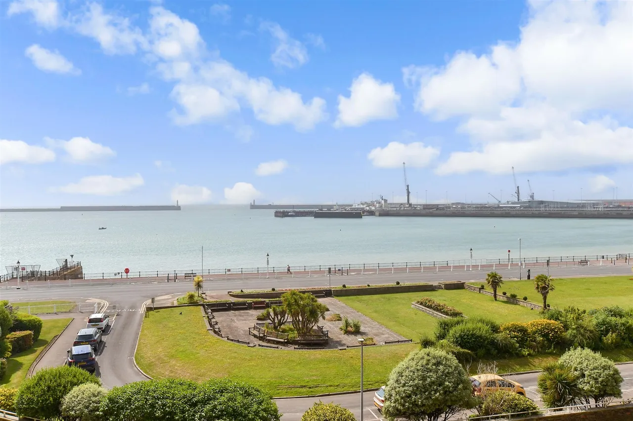 3 bed flat for sale, The Gateway, Dover, CT16