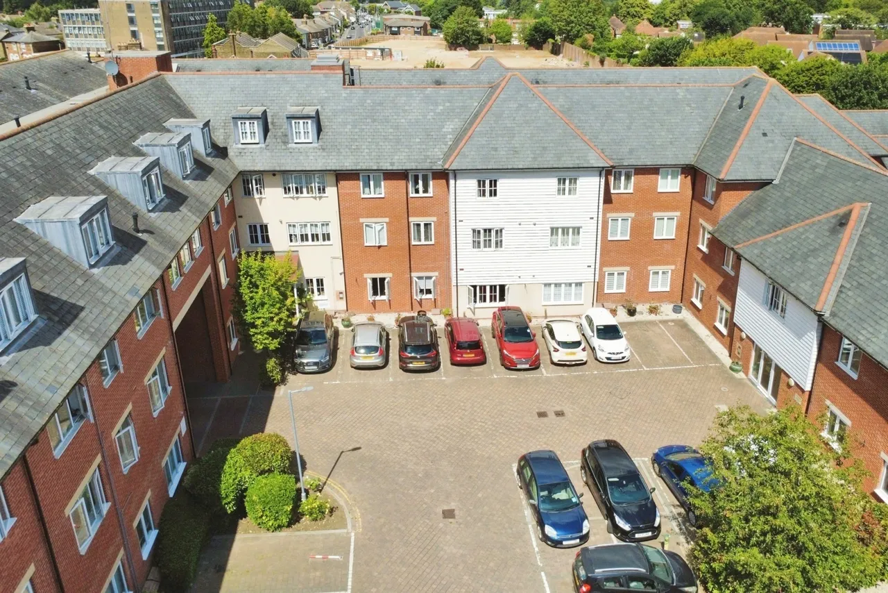 2 bed flat for sale — Ongar Road, Brentwood, Essex, CM15