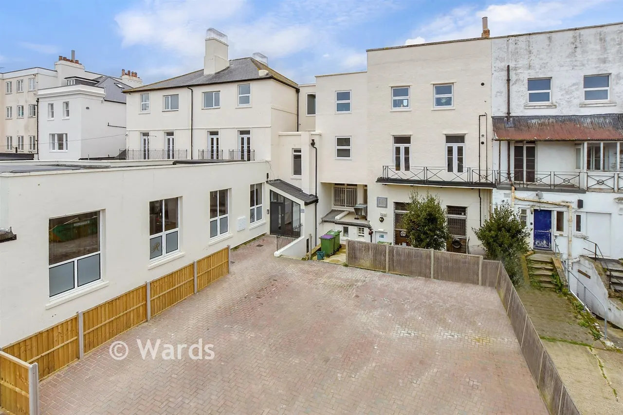 2 bed flat for sale, Pleydell Gardens, Folkestone, CT20