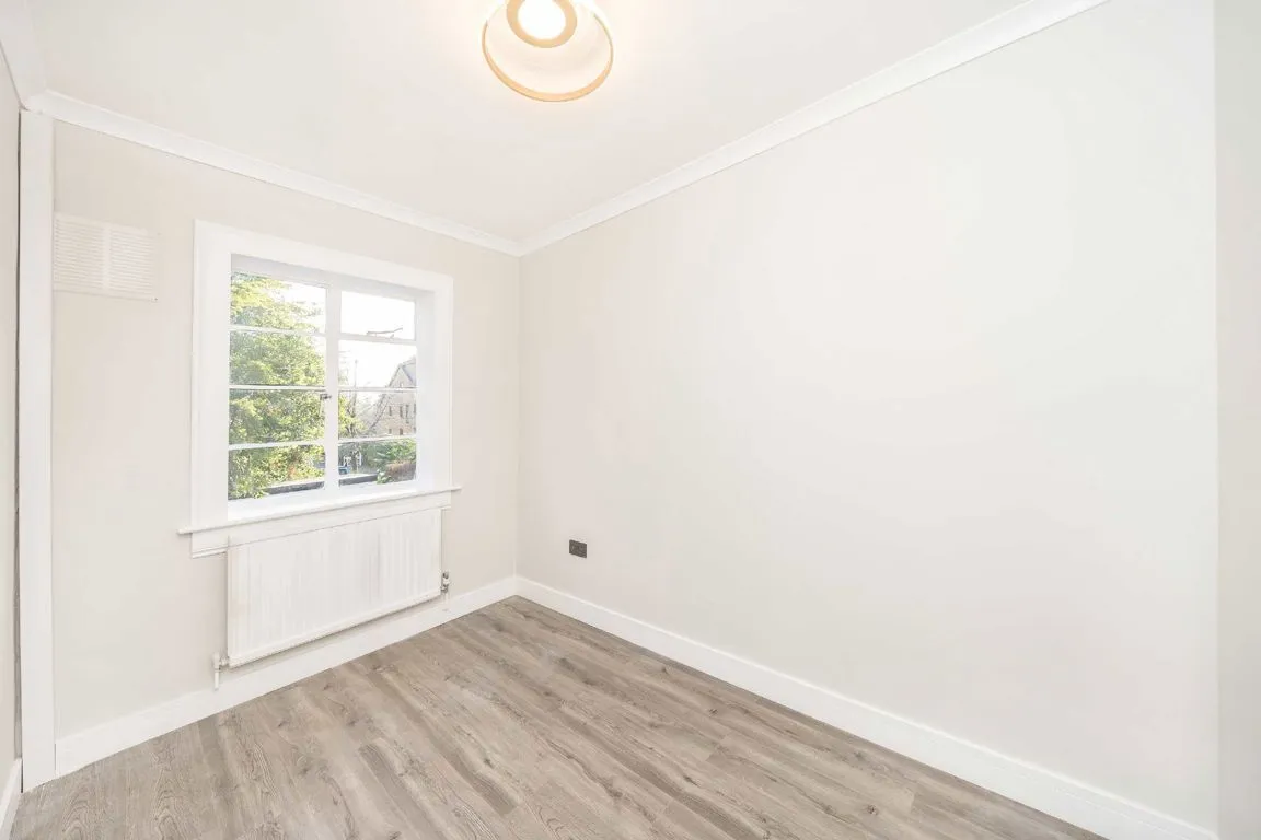Conifers Close, TW11, photo 5