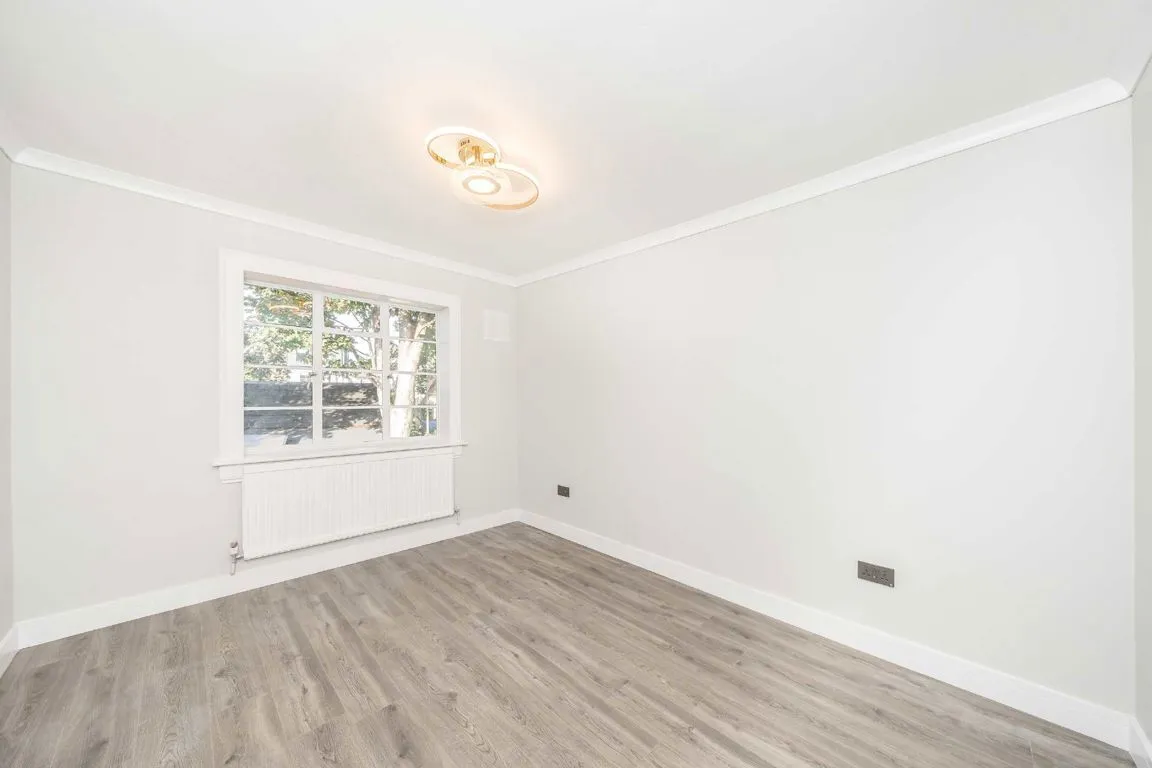 Conifers Close, TW11, photo 4