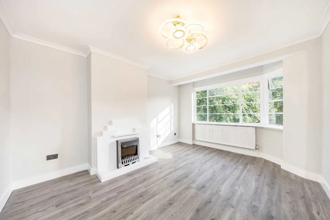 Conifers Close, TW11, photo 2